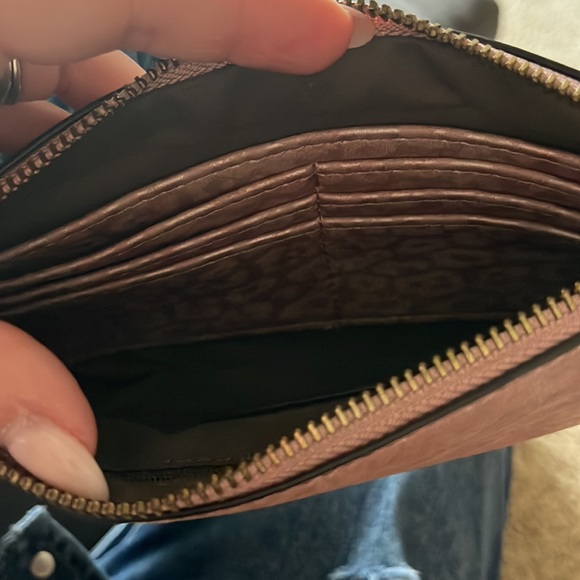 ✨5/$25✨Pink cheetah print wristlet - Picture 6 of 7